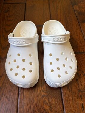 CROCS Classic Clog in White Size M5/W7